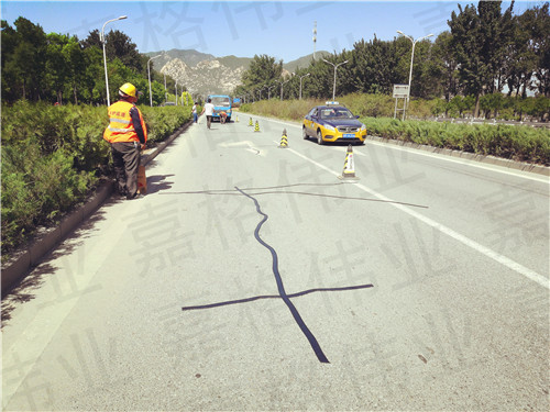 嘉格公路貼縫帶讓道路養護不再苦、臟、累