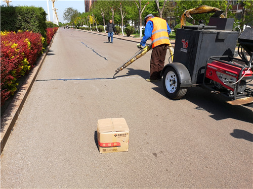 道路出現(xiàn)裂縫，公路灌縫膠是怎么和工人一起完成修補(bǔ)的呢？