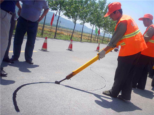 山西省某高速公路管理處采用道路嵌縫膠為何要抓住秋末冬初時機