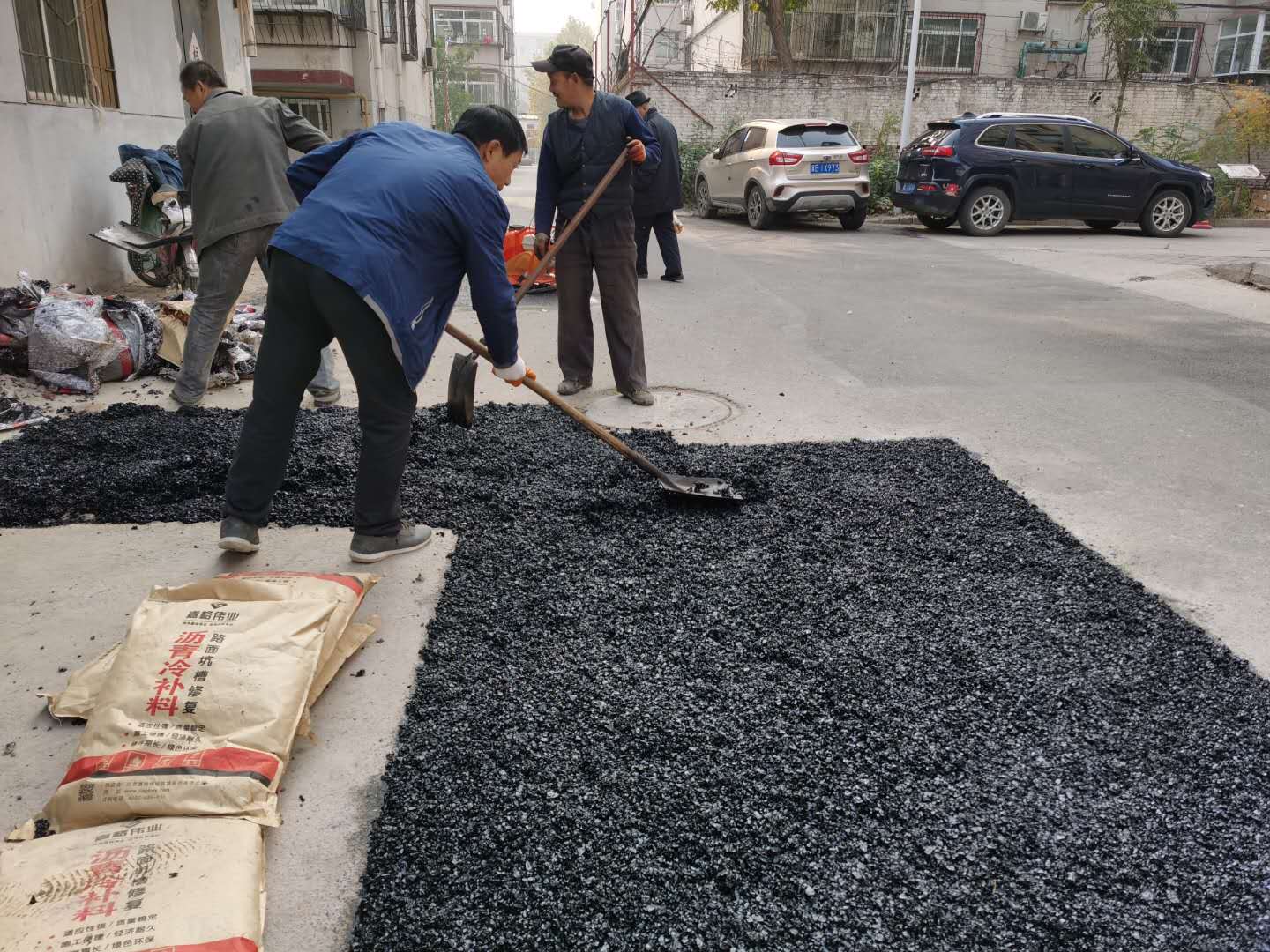 瀝青冷補料長期存放不影響使用的方法